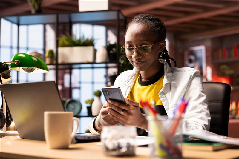 shutterstock_2601237083 Social Media “Dos and Don’ts” for Divorcing Spouses in Arizona